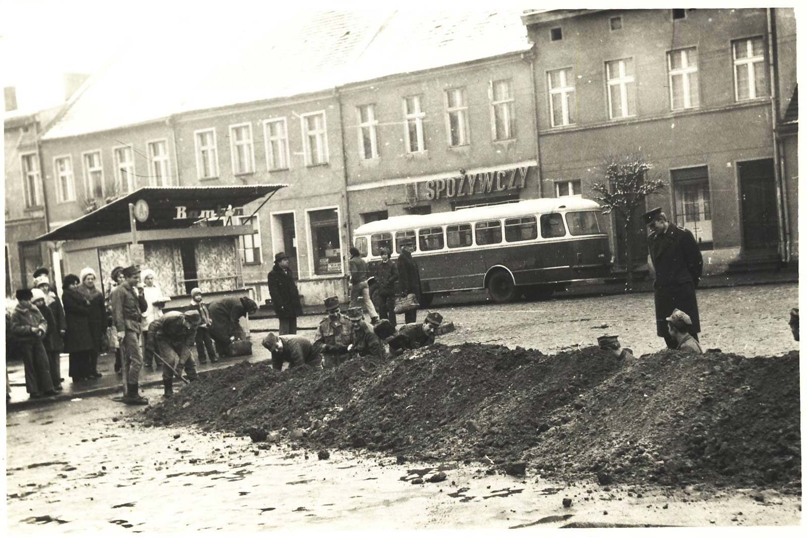 Awaria wodociągu w Kórniku 1976 rok - wykop pod nową rurę